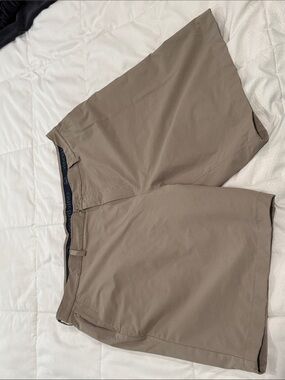 Vineyard Vines On the Go Men's Khaki Stretch Chino Shorts; 40 waist